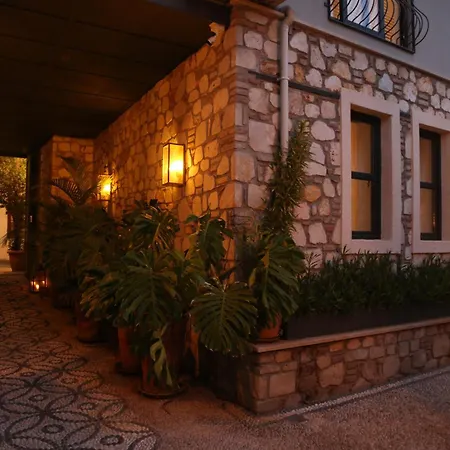 Exceptional Flat Near Hadrian's Gate *