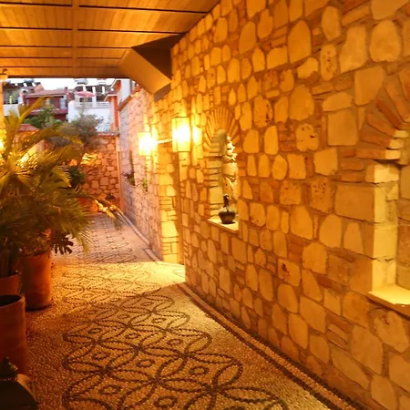 Exceptional Flat Near Hadrian's Gate *