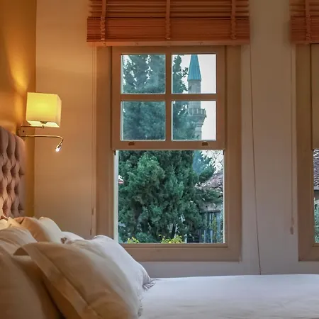 Exceptional Flat Near Hadrian's Gate